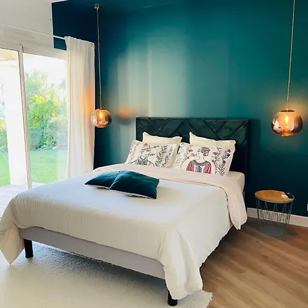 Βίλα With A View